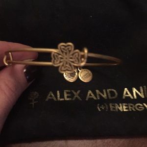 Bronze bangle - Lucky four leaf clover 🍀